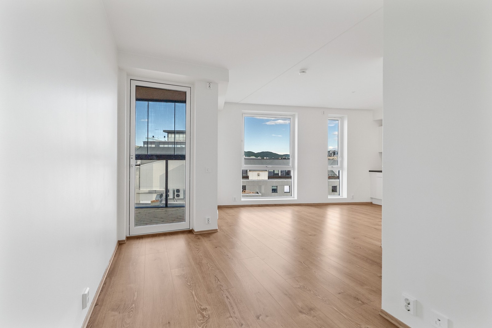 Fra stuerommet er det utgang til innglasset balkong. Galleribilde
