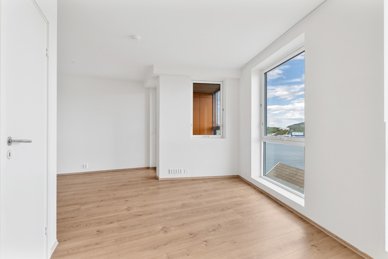 Hovedrommet har god plass for både sofagruppe og sengeløsning. Galleribilde