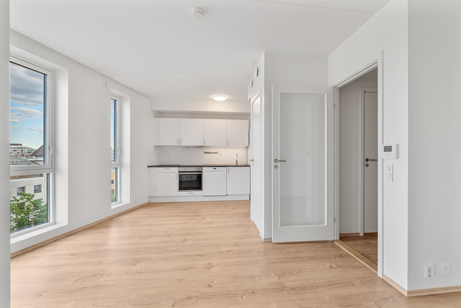Leiligheten har vannbåren varme i gulv i alle soner, unntatt på badet. Galleribilde