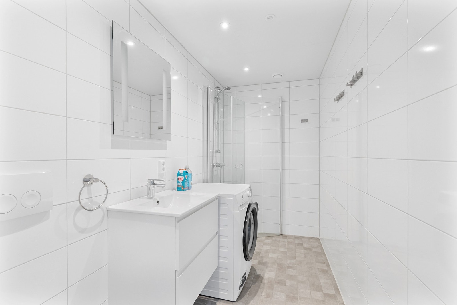 Badet er helfliset med varmekabler i gulv og opplegg for vaskemaskin. Galleribilde