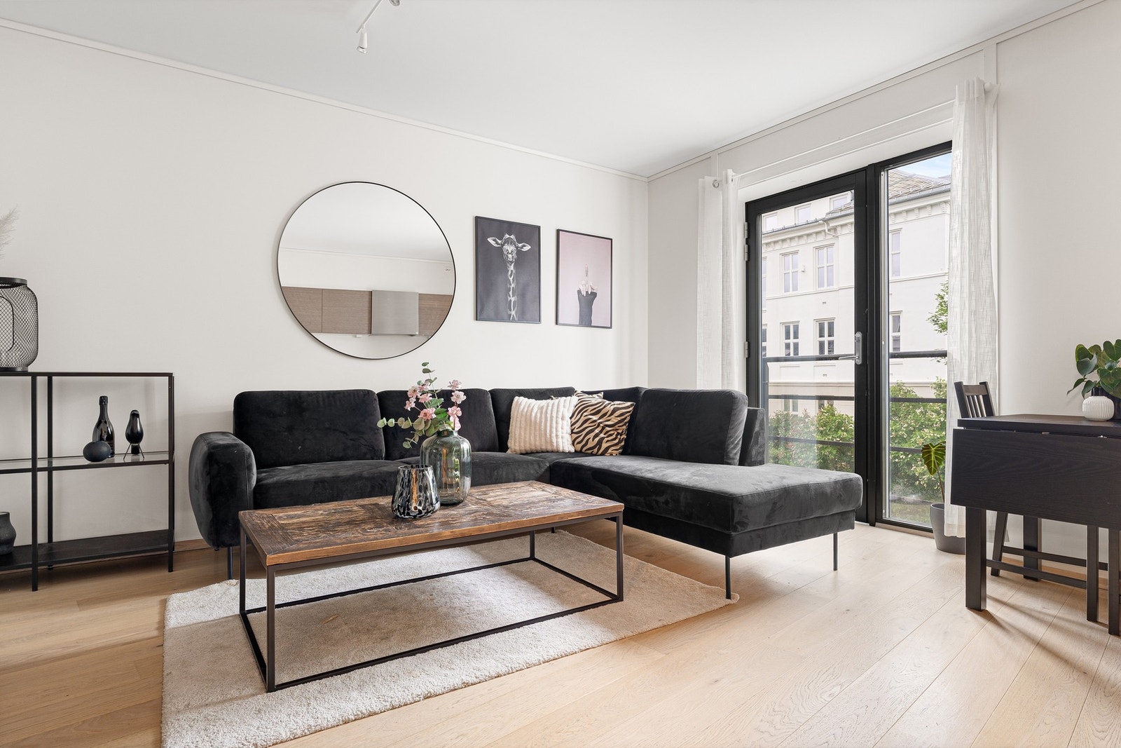 Store vindusflater gir også rikelig med lys og dette bidrar til en behagelig atmosfære i hele boligen. Galleribilde