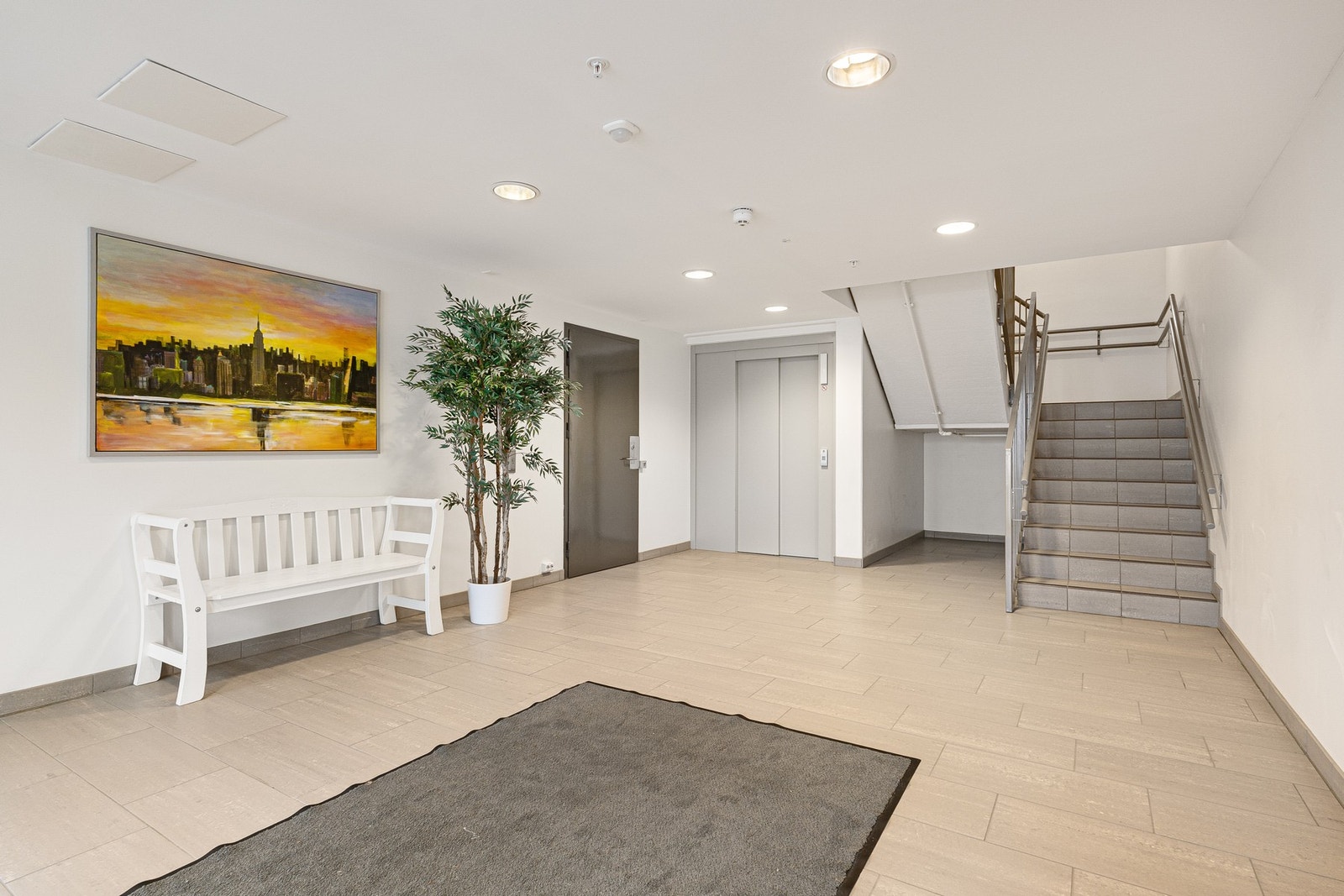 Inngangspartiet på bakkeplan. Leiligheten disponerer en egen bod på ca. 7 kvadratmeter. På samme plan er det også en felles sykkelbod. Galleribilde