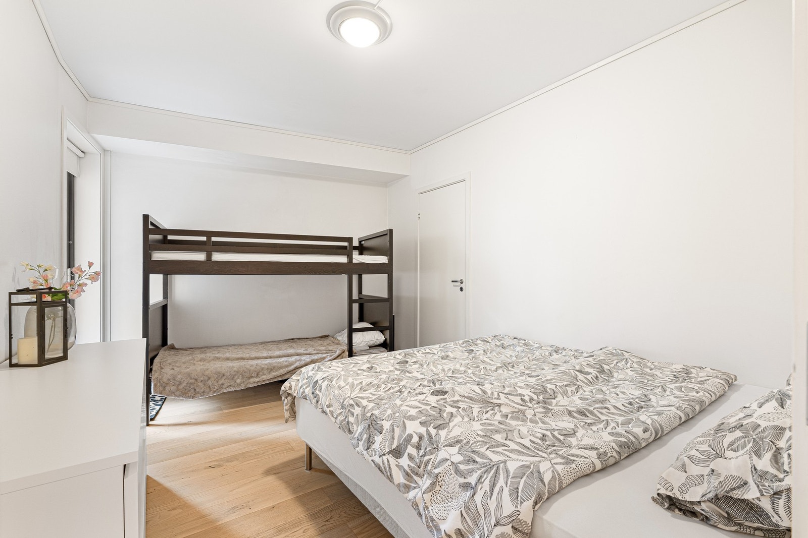 Det er også rikelig med plass til et garderobeskap der dagens eier har plassert en ekstra seng. Galleribilde