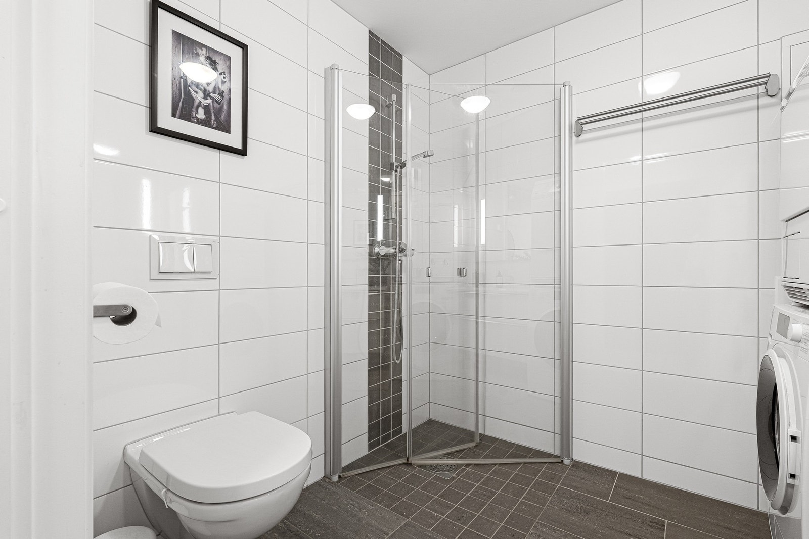 Badet har varme i gulv og fremstår uten avvik som krever tiltak. Galleribilde