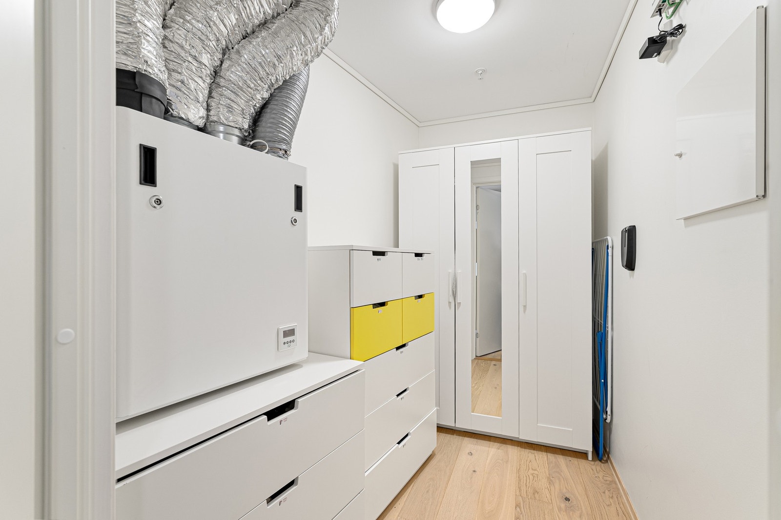 Innenfor soverommet finner man en innvendig bod på ca. 4 kvadratmeter. Kan med enkle tiltak brukes som et walk-in closet. Galleribilde