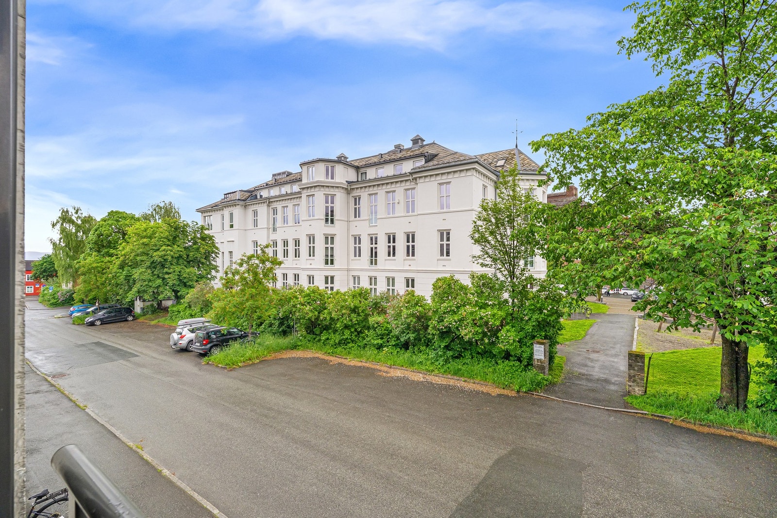 Her med utsikt fra den franske balkongen mot det gamle sykehuset - St. Elisabeth. Galleribilde