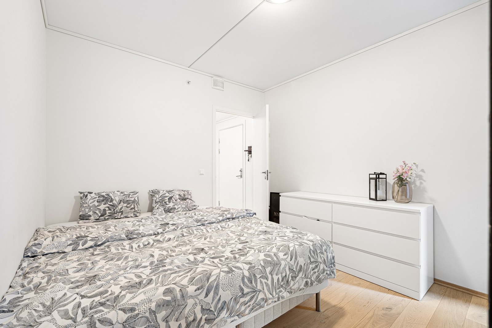 Leilighetens soverom er på 12 kvadratmeter og har god plass til både dobbeltseng og nattbord. Galleribilde