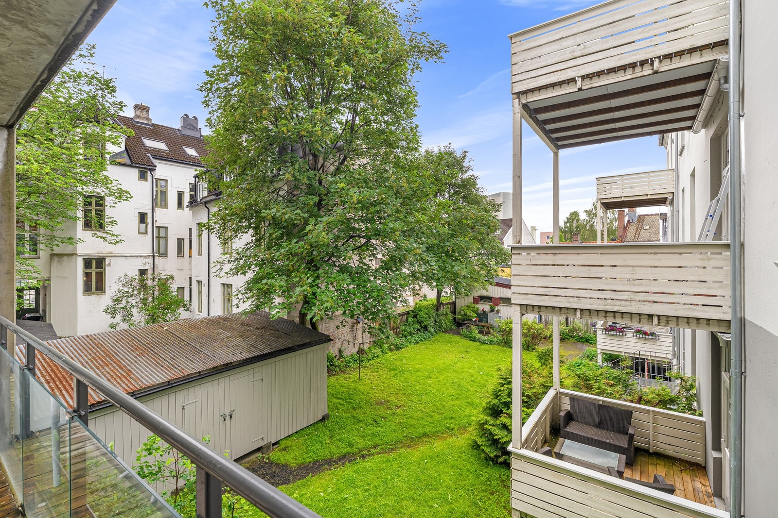 Balkongen er vendt mot en rolig bakgård hvor man også får noe ettermiddagssol på sommerstid. Galleribilde