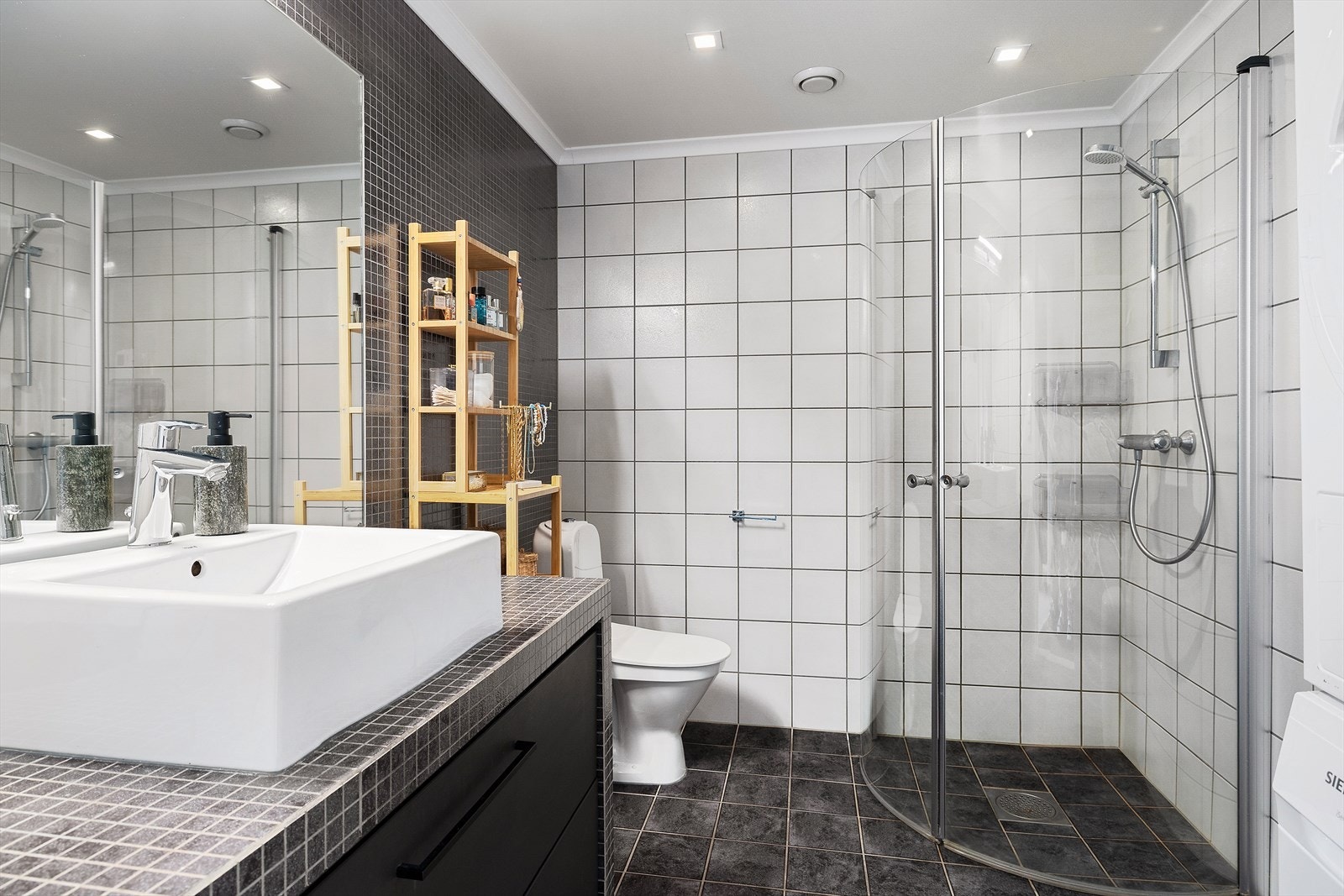 Badet er helfliset med varmekabler i gulvet. Galleribilde