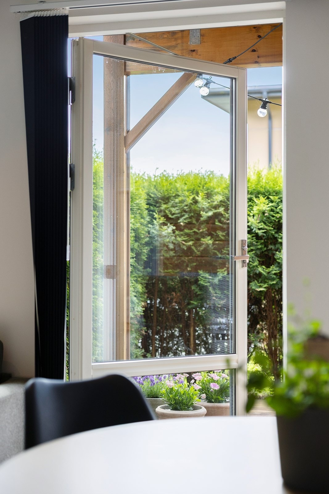 Det er enkelt å tre ut på terrassen når maten er fortært og solen skal nytes. Galleribilde