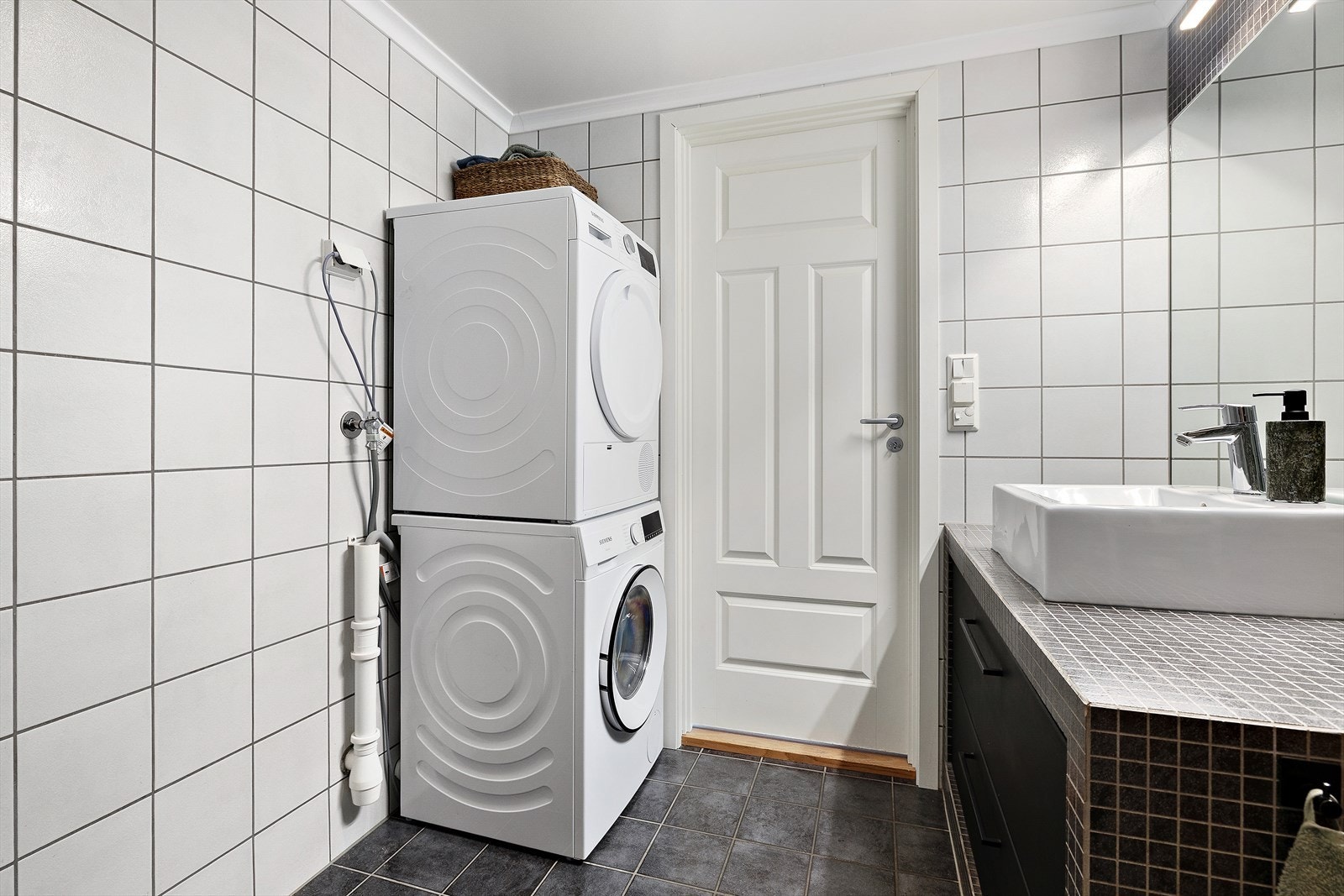 Baderommet har også opplegg for både vaskemaskin og tørketrommel, samt sentralavtrekk. Galleribilde