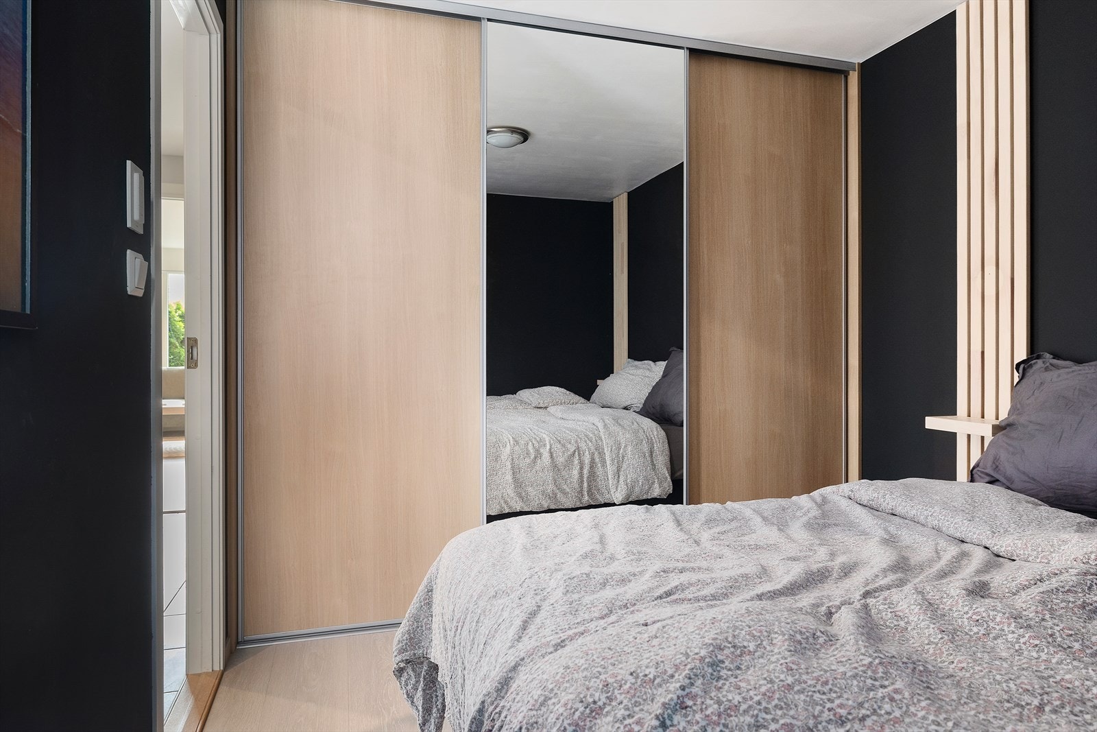 Det er også en romslig skyvedørsgarderobe til oppbevaring av klær og sko. Galleribilde