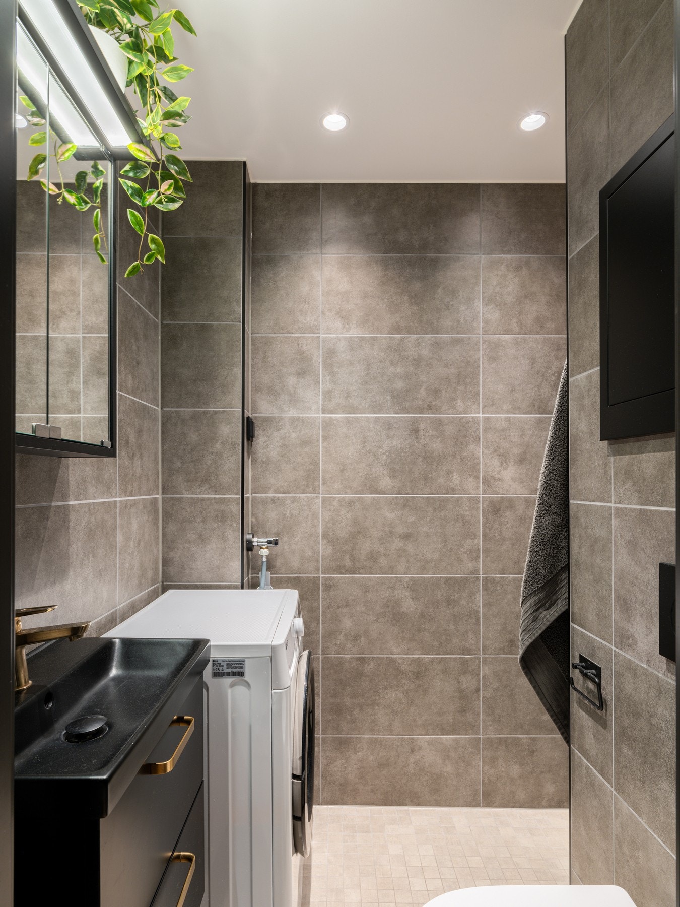 Det er plass og opplegg for vaskemaskin på badet. Galleribilde