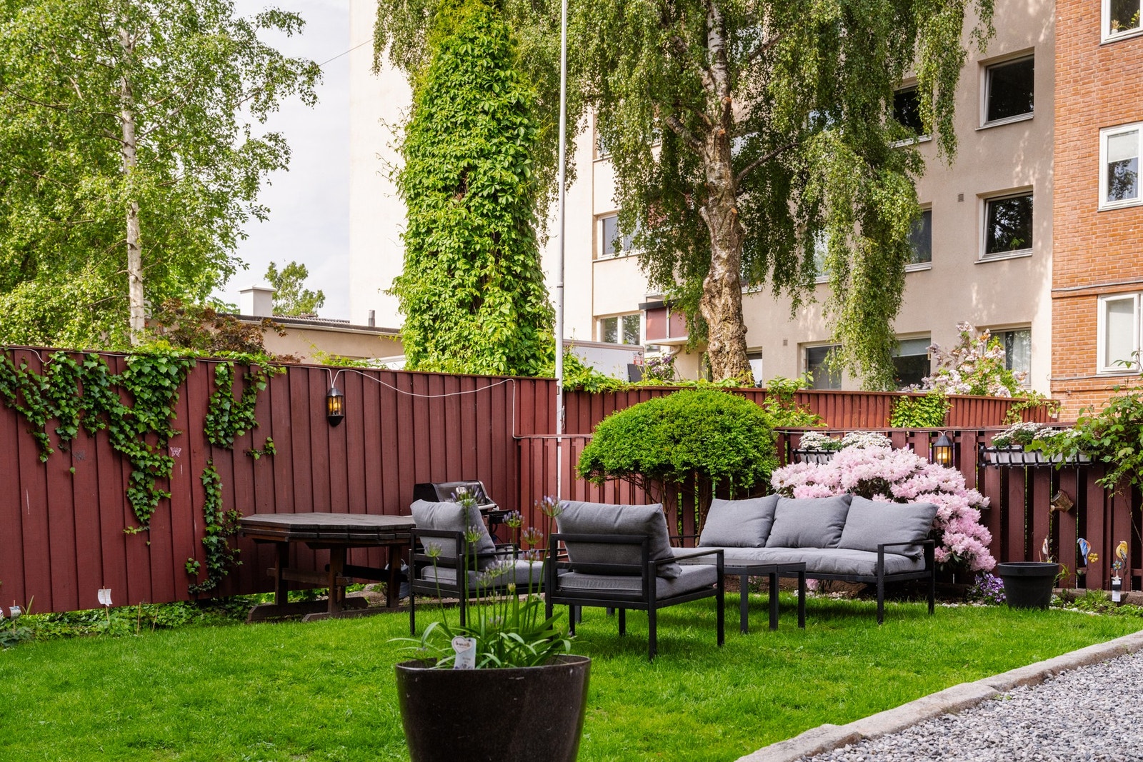Sameiet har en svært hyggelig, felles bakgård med utemøbler, grill og planter. Galleribilde