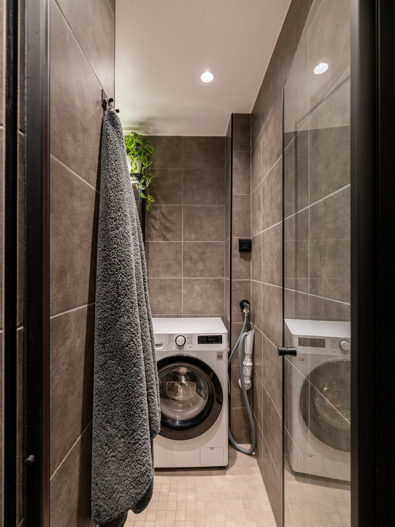 Det er plass og opplegg for vaskemaskin på badet. Galleribilde