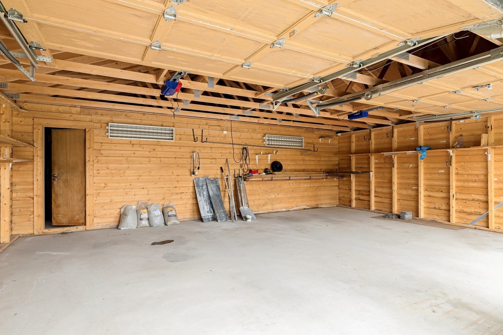 Romslig dobbelgarasje på ca. 38,6 m² med god plass til parkering og oppbevaring. Galleribilde