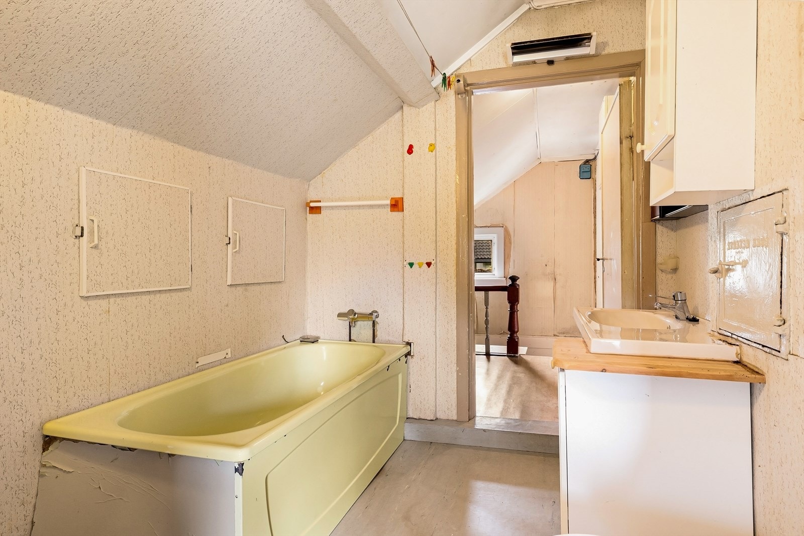 Badet i andre etasje er innredet med badekar og har en murt teglsteinspipe med sotluke. Galleribilde