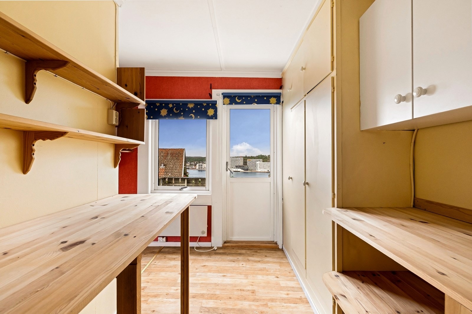 Fra loftstuen er det utgang til en balkong på 6 m². Galleribilde