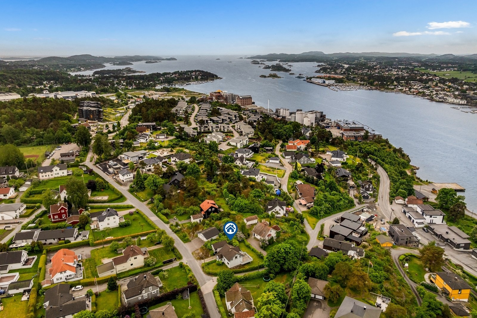 Fra eiendommen er det kort vei til sjøen og gode turmuligheter i skog og mark. Galleribilde