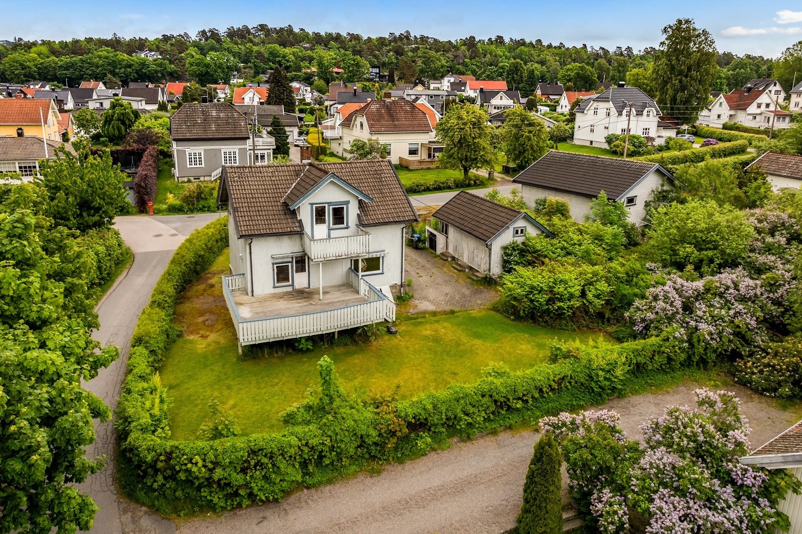 Tomten er lett kupert med fjell i dagen, og har en dobbelgarasje fra 2005 samt et eldre uthus. Galleribilde
