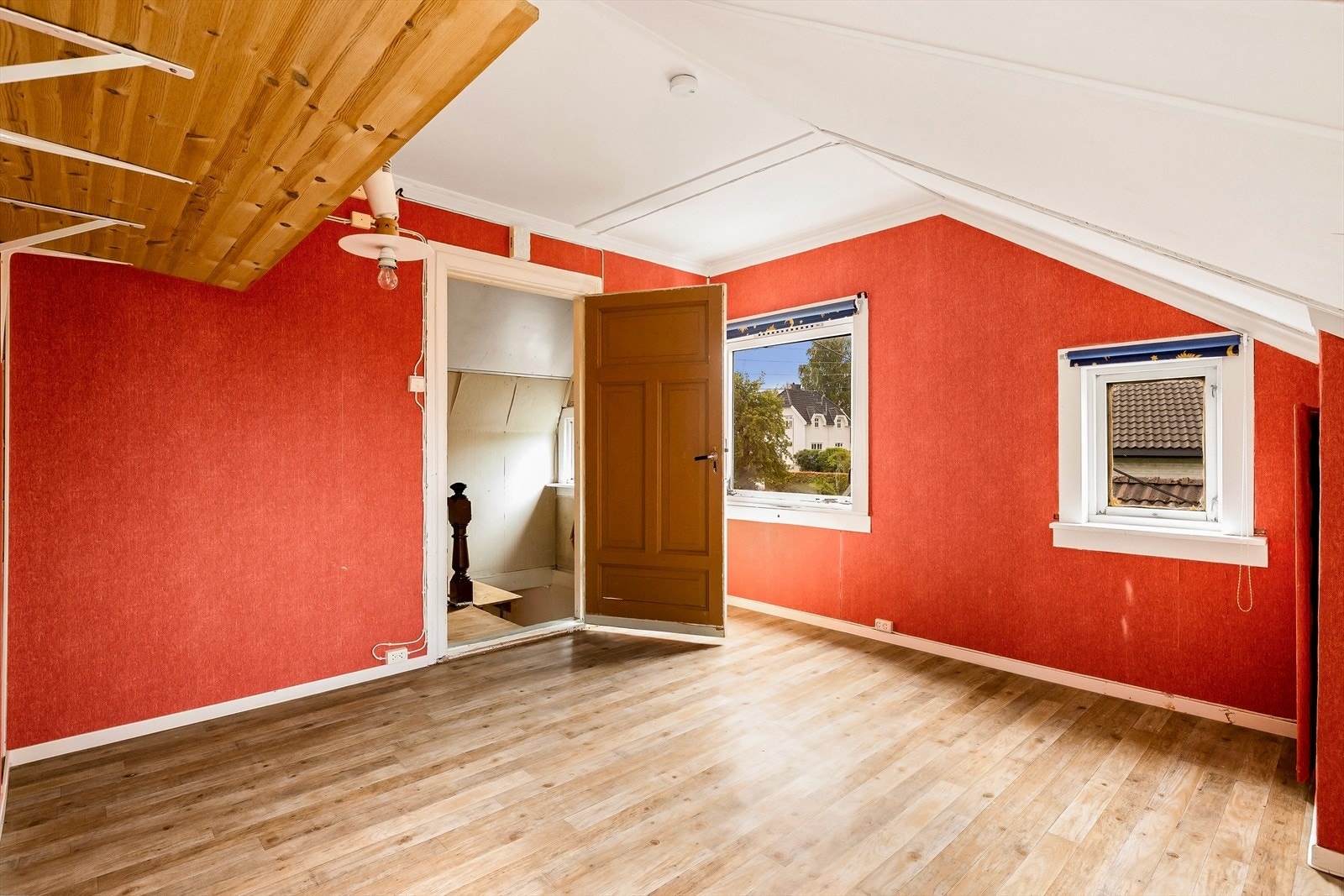 Romslig loftstue i andre etasje med skråtak og flere bruksmuligheter. Galleribilde