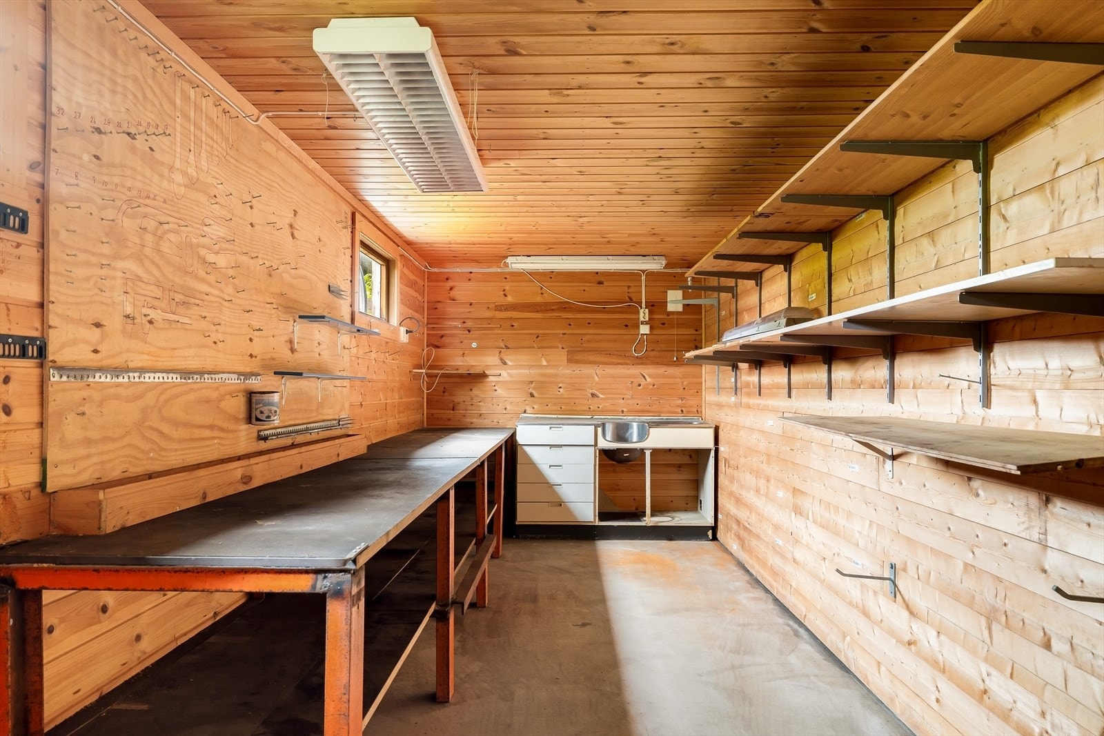 I tilknytning til garasjen er det en praktisk bod på ca. 16,7 m² med arbeidsbenk og hyller. Galleribilde