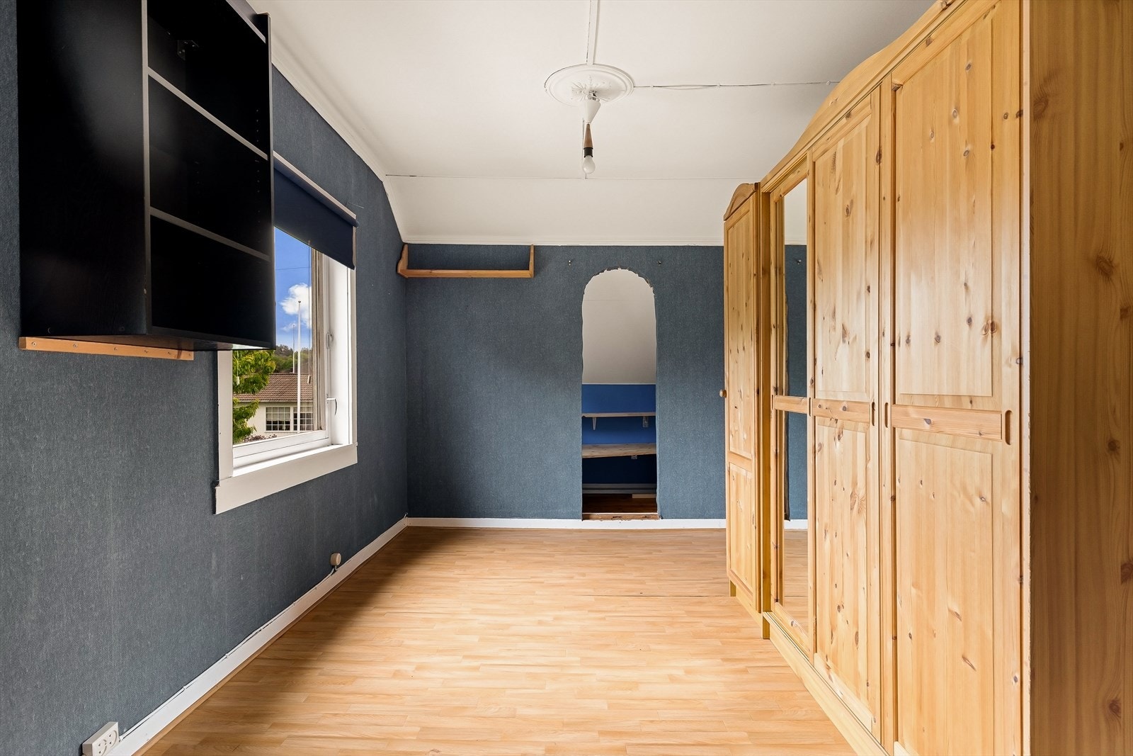 Soverom i 2.etasjen har plass til både seng og garderobe. Galleribilde