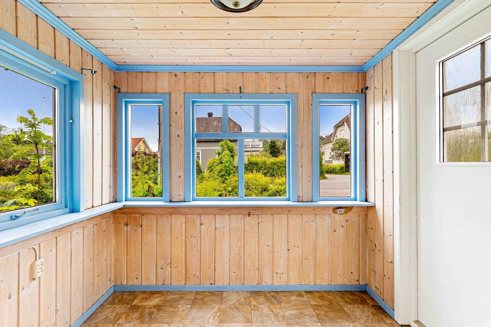Vinduene i vindfanget er av varierende alder og gir godt med dagslys. Galleribilde
