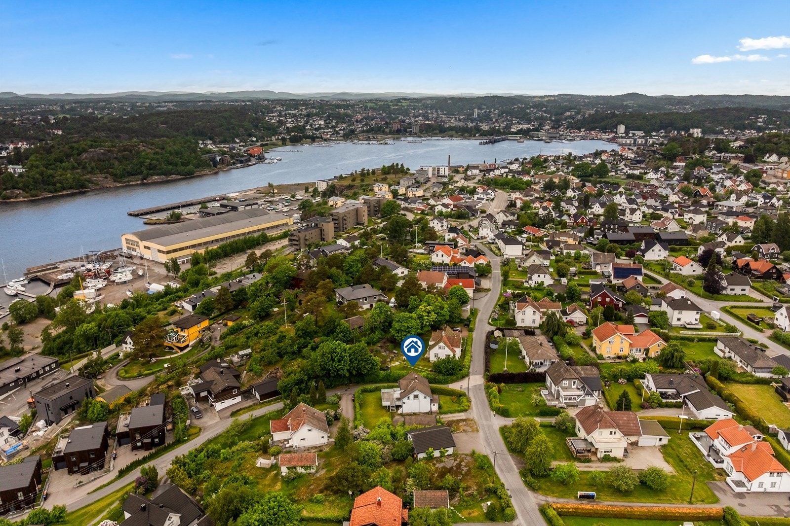 Eiendommen ligger i et barnevennlig og etablert boligområde i Sandefjord. Galleribilde