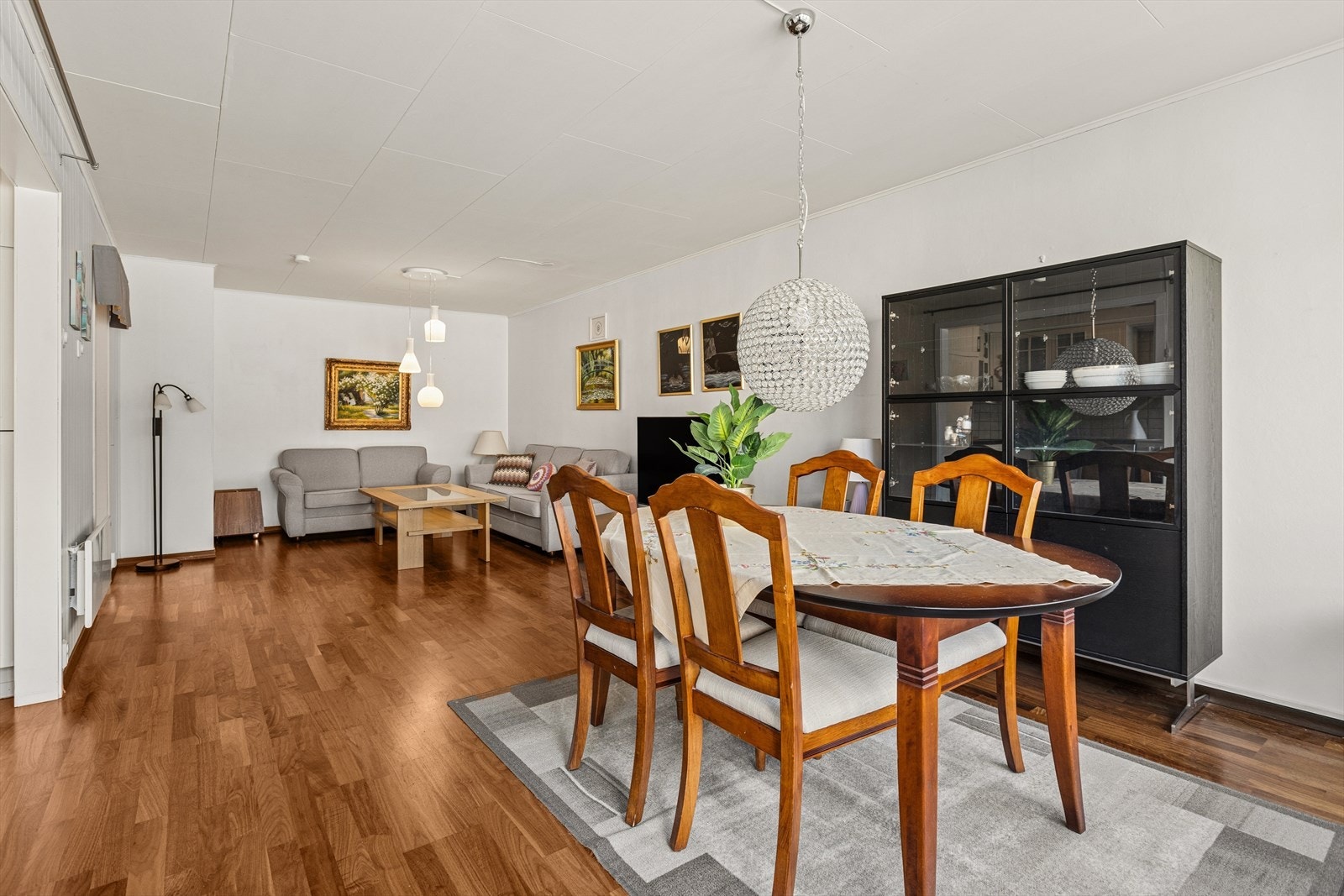 Gjennomgående gulv i parkett og laminat i leiligheten skaper en helhetlig følelse. Galleribilde