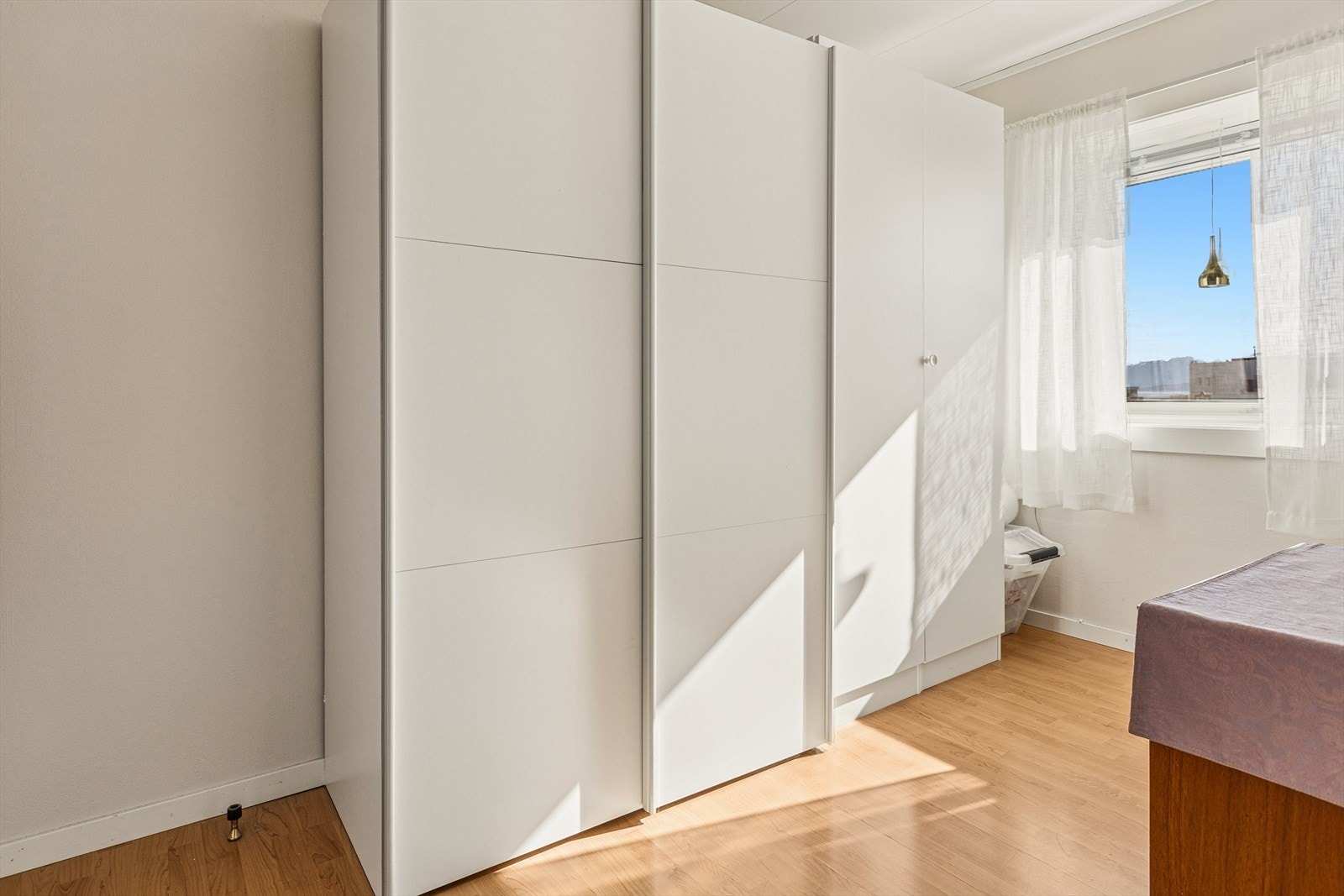 Et eget rom er innredet som walk-in closet, med god garderobeplass. Galleribilde