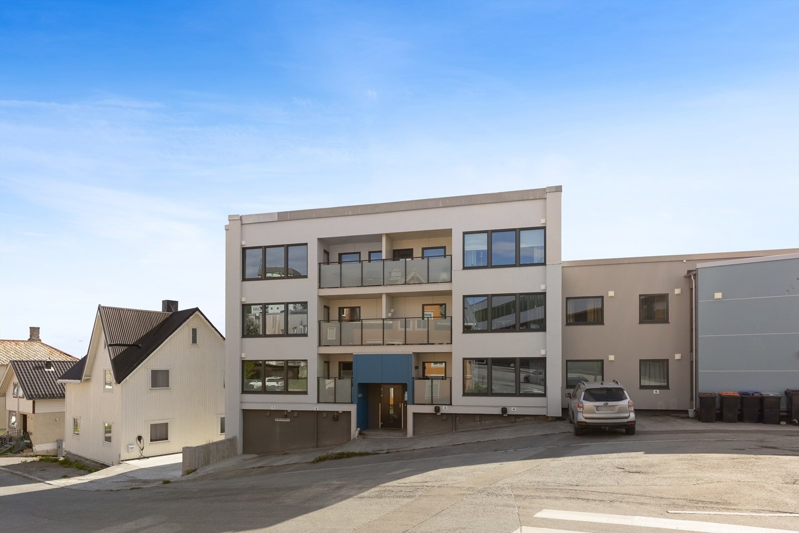 Her bor du sentralt i Harstad med gangavstand til byens kafeer, butikker, kulturhus og Grottebadet. Galleribilde