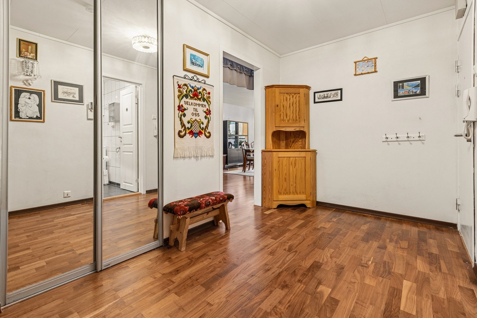 Velkommen inn! Entréen er romslig og lys, med god plass til oppbevaring av yttertøy og sko. Integrert garderobeløsning med speilfronter gir både praktisk lagringsplass og bidrar til en luftig romfølelse. Galleribilde
