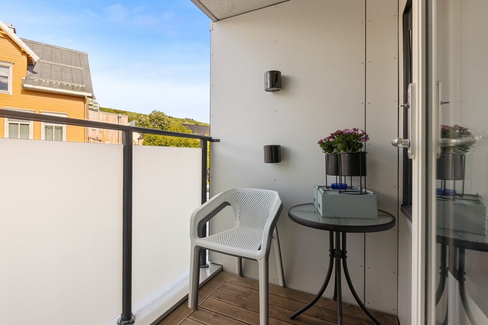 Leiligheten har en balkong på ca. 3 m² med utgang fra stuen, med trykkimpregnert dekke og et solid rekkverk med stålramme og glassfelt. Galleribilde