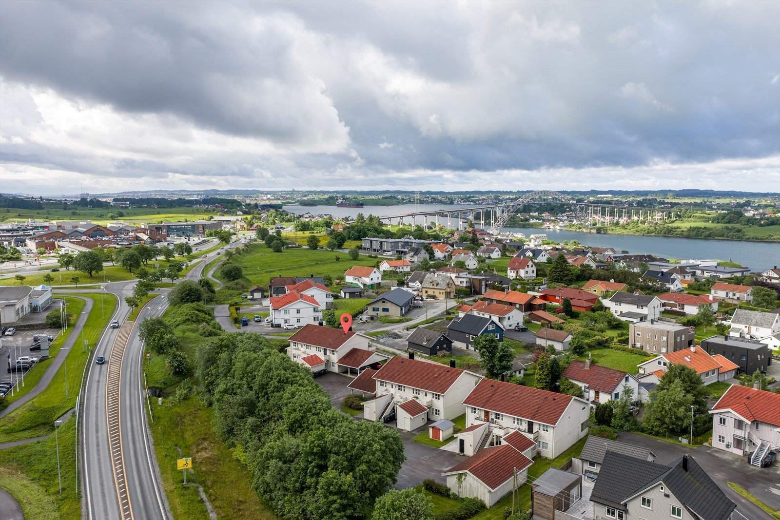 Beliggende på Norheim i kort avstand til alle servicefunksjoner og butikker på bla. Oasen storsenter Galleribilde