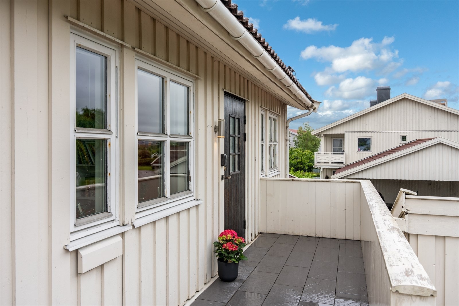 Ved inngangspartiet er det en hyggelig platting med morgensol. Galleribilde