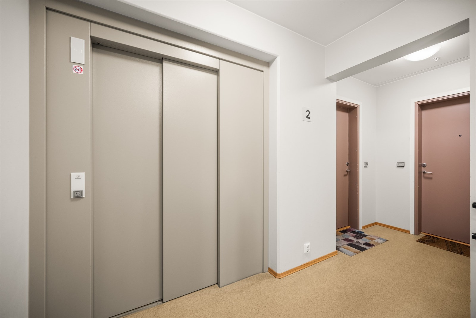 Leiligheten ligger i 2. etasje med enkel adkomst via heis fra felles trappegang. Galleribilde
