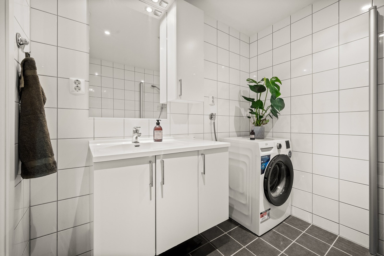 På badet er det opplegg for vaskemaskin og god oppbevaringsplass i servantskap og overskap. Galleribilde