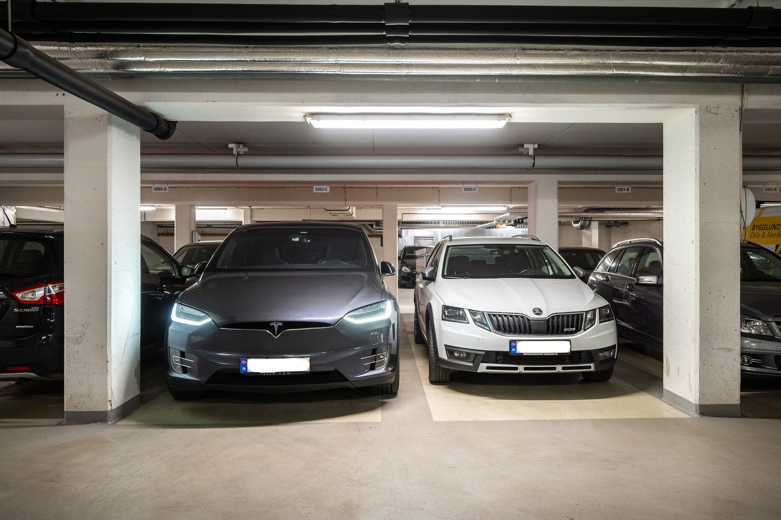 Leiligheten disponerer en fast parkeringsplass i felles garasjeanlegg (plasse til venstre - 0203-C), med mulighet for å montere elbillader. Galleribilde