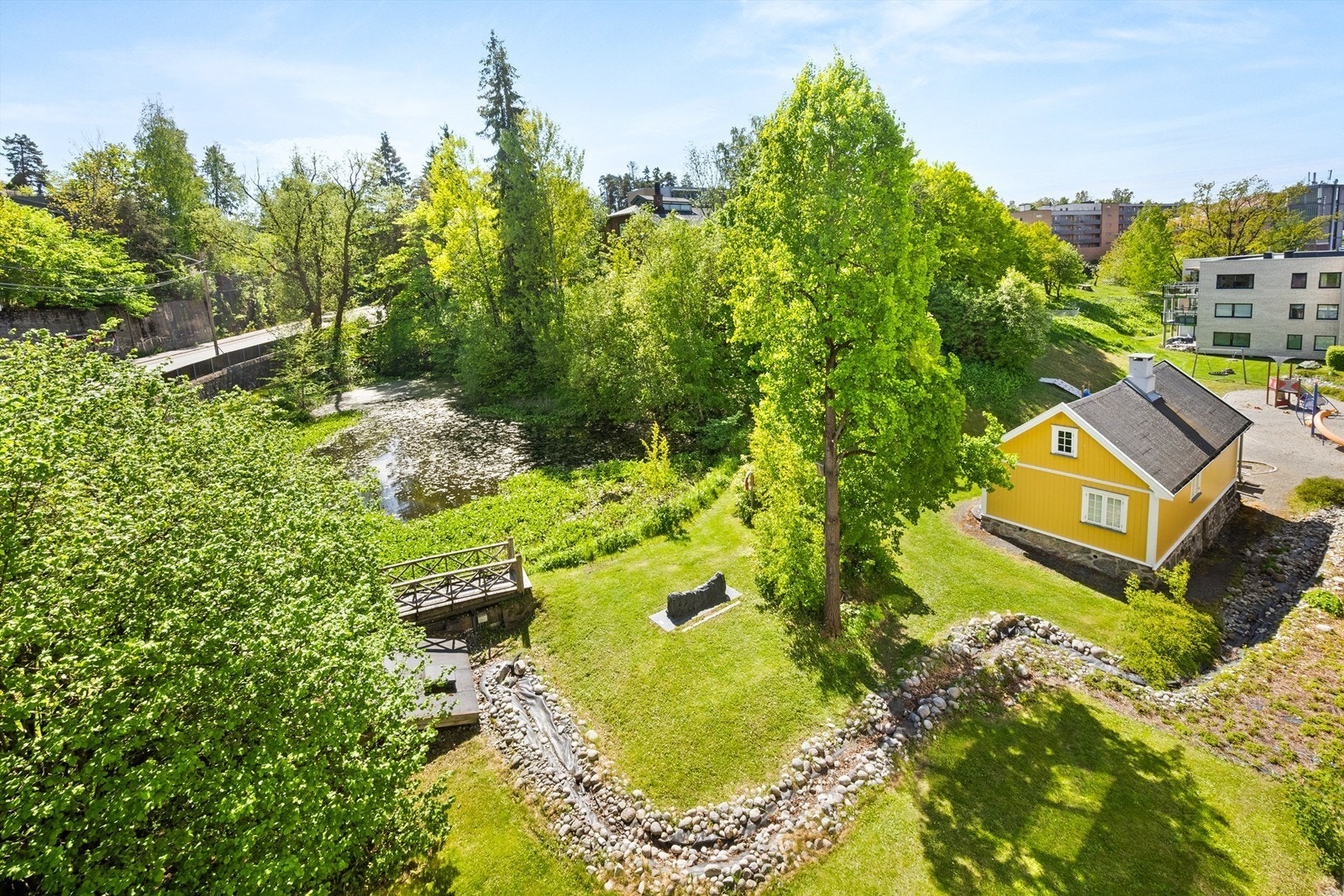 Christinedal kunst- og kulturbhg er nærmeste nabo, og ligger idyllisk til ved grøntområdet. Galleribilde
