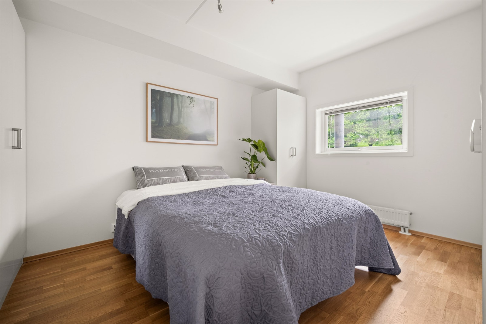 Soverommet har parkett på gulv og oppvarming med radiator. Rommet vender samme vei som balkongen og har omtrent ingen innsyn. Galleribilde