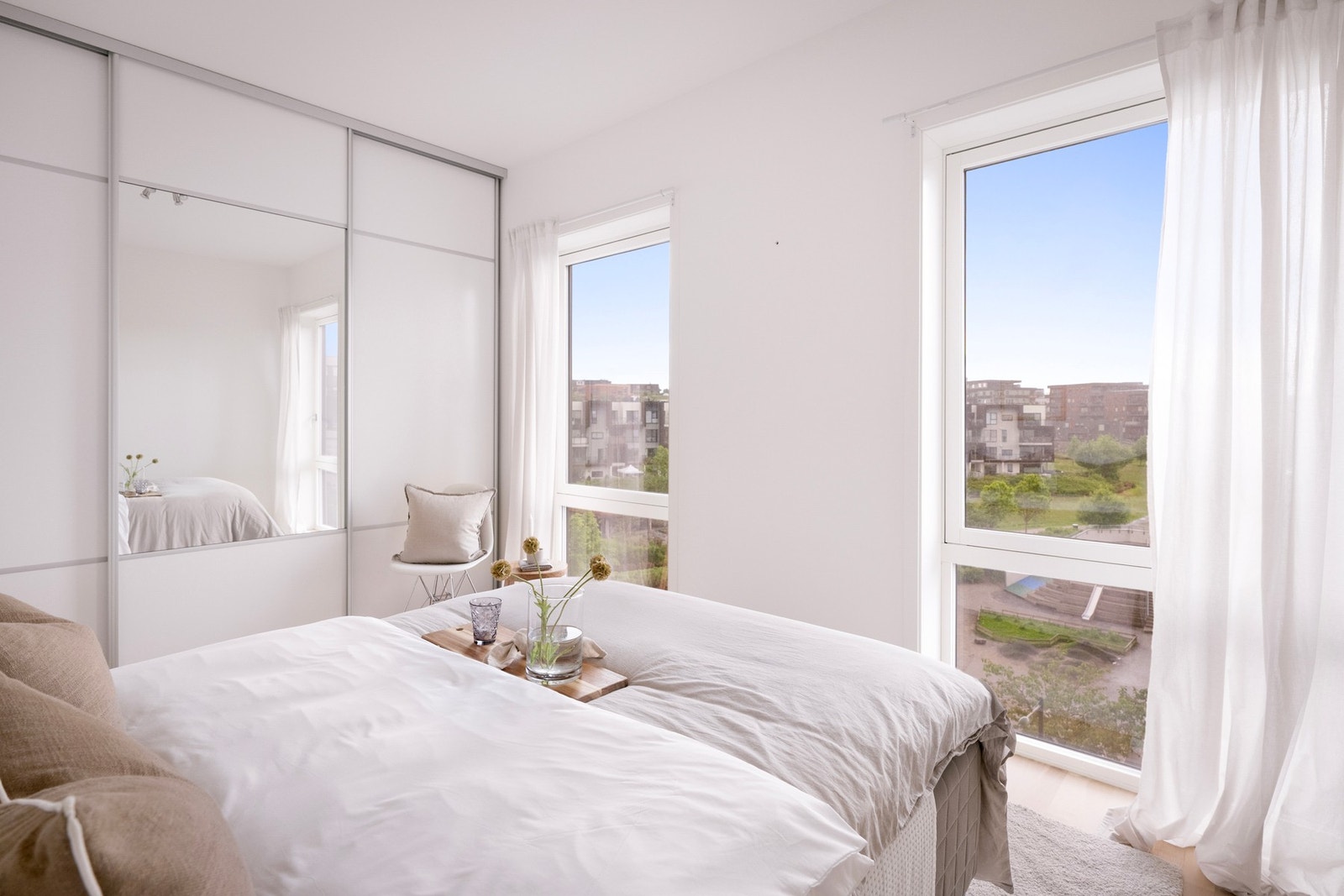 Langs den ene veggen er det etablert en stor garderobe som gir rikelig med oppbevaringsplass og bidrar til et ryddig og funksjonelt rom. Galleribilde