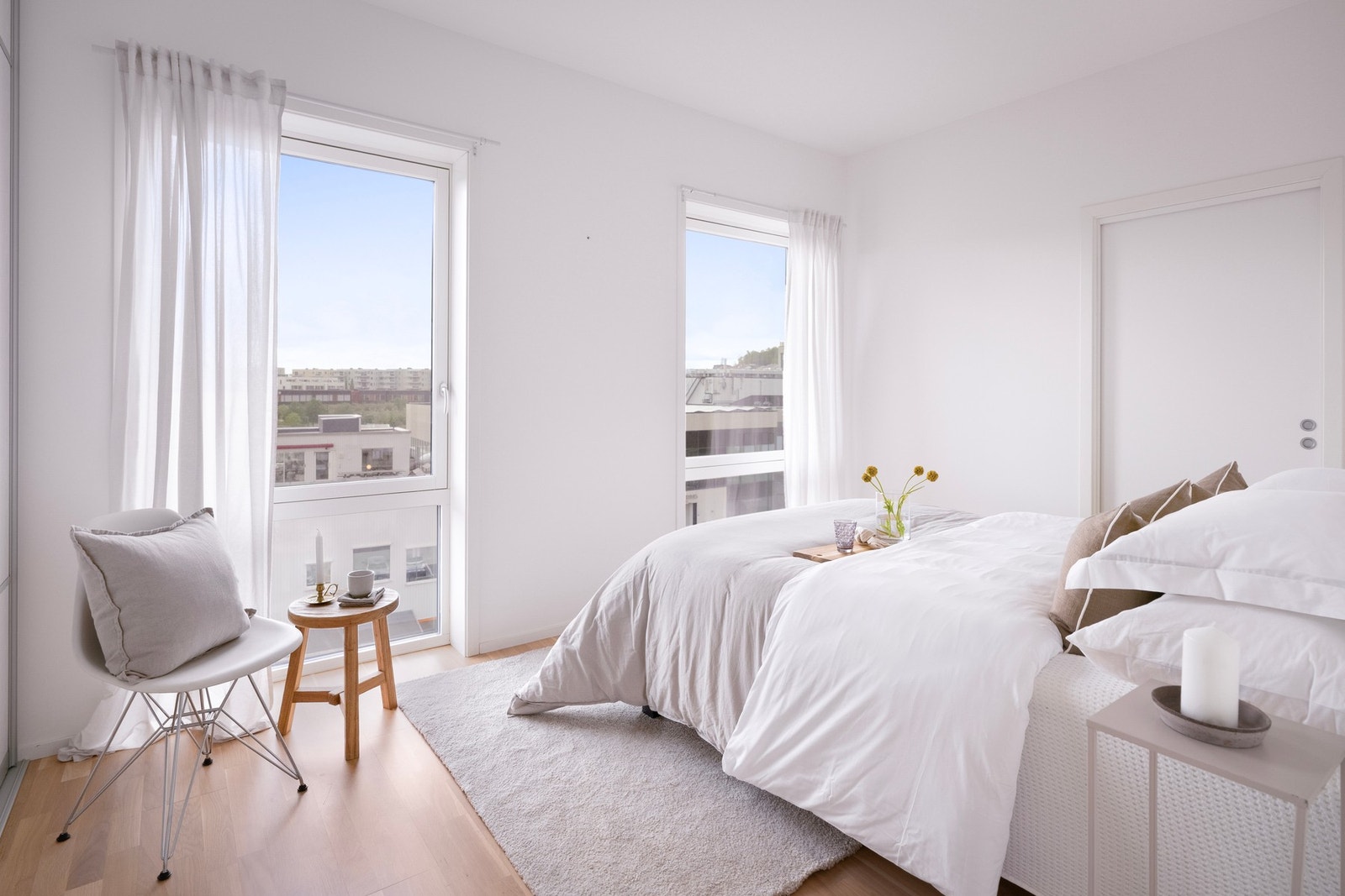 Hovedsoverommet er lyst og behagelig, med store vindusflater, parkettgulv og god plass til dobbeltseng. I tillegg har hovedsoverommet tilstøtende walk-in closet/bod, en svært praktisk løsning. Galleribilde