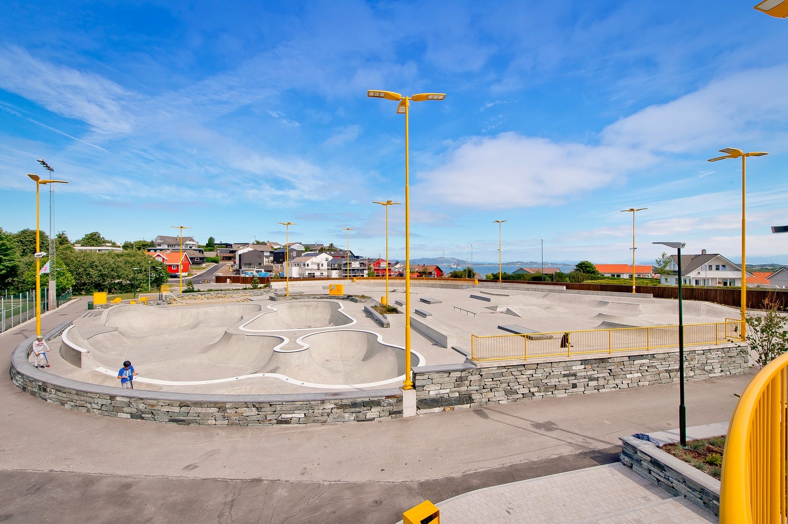 Tasta er et område med mange gode fritidstilbud. Like i nærheten finnes Tastarustå skole, Aspebingen ballbinge, skatepark, idrettshaller og øvrige idrettsanlegg. Galleribilde