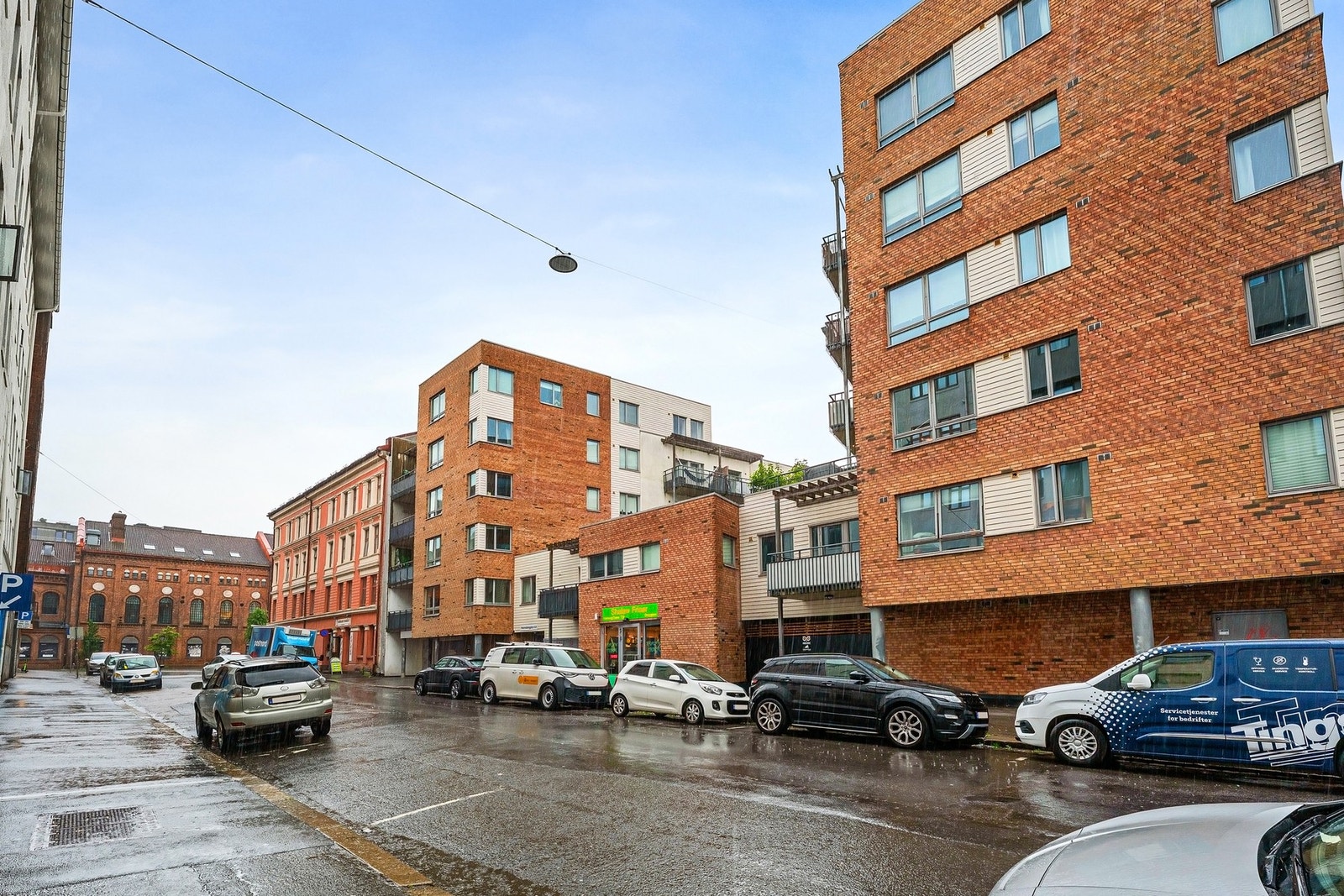Bygget har garasjekjeller hvor det tidvis plasser til salg og utleie. Galleribilde