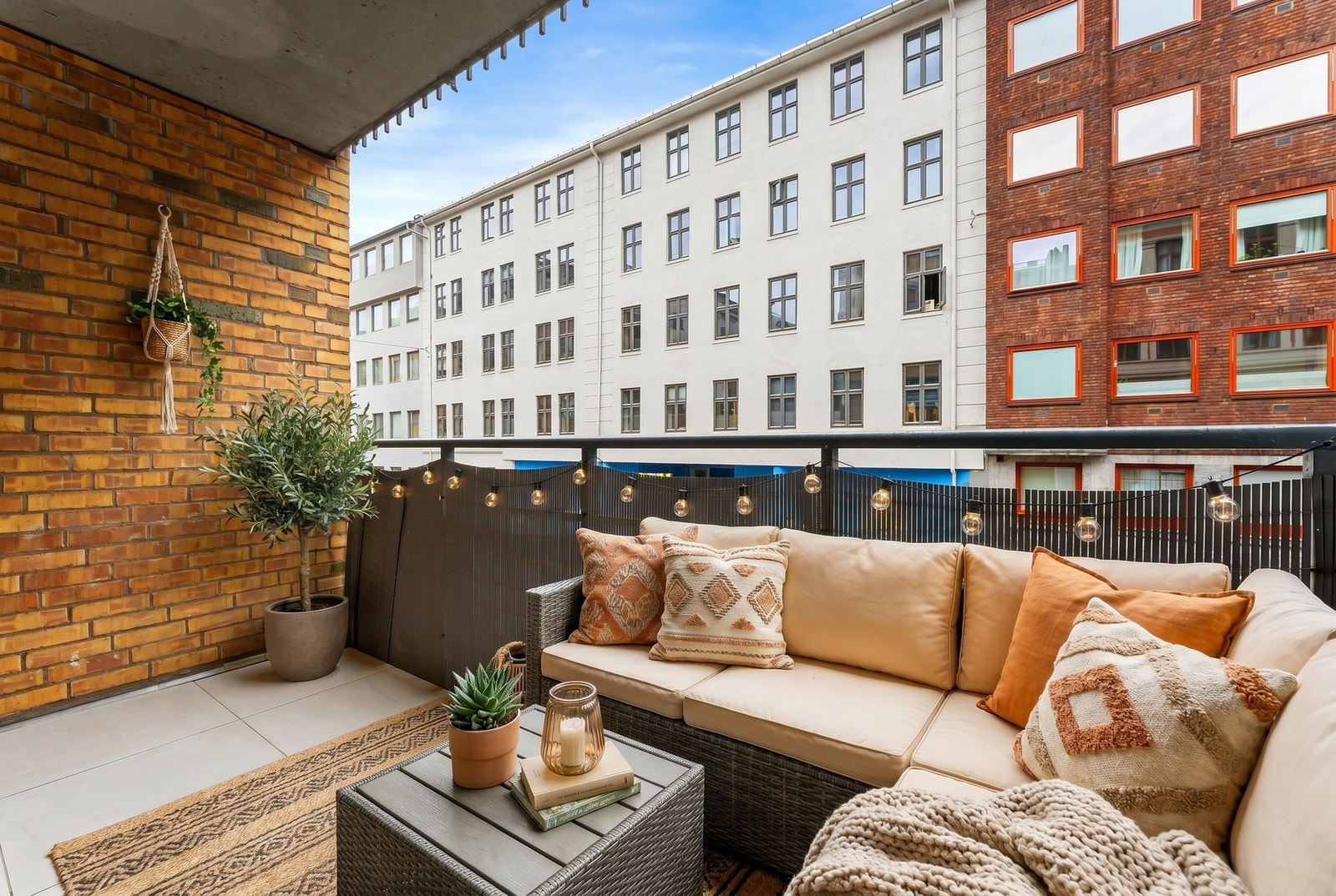 Leiligheten ligger i et moderne bygg fra 2006 og byr på en gjennomtenkt planløsning. Galleribilde
