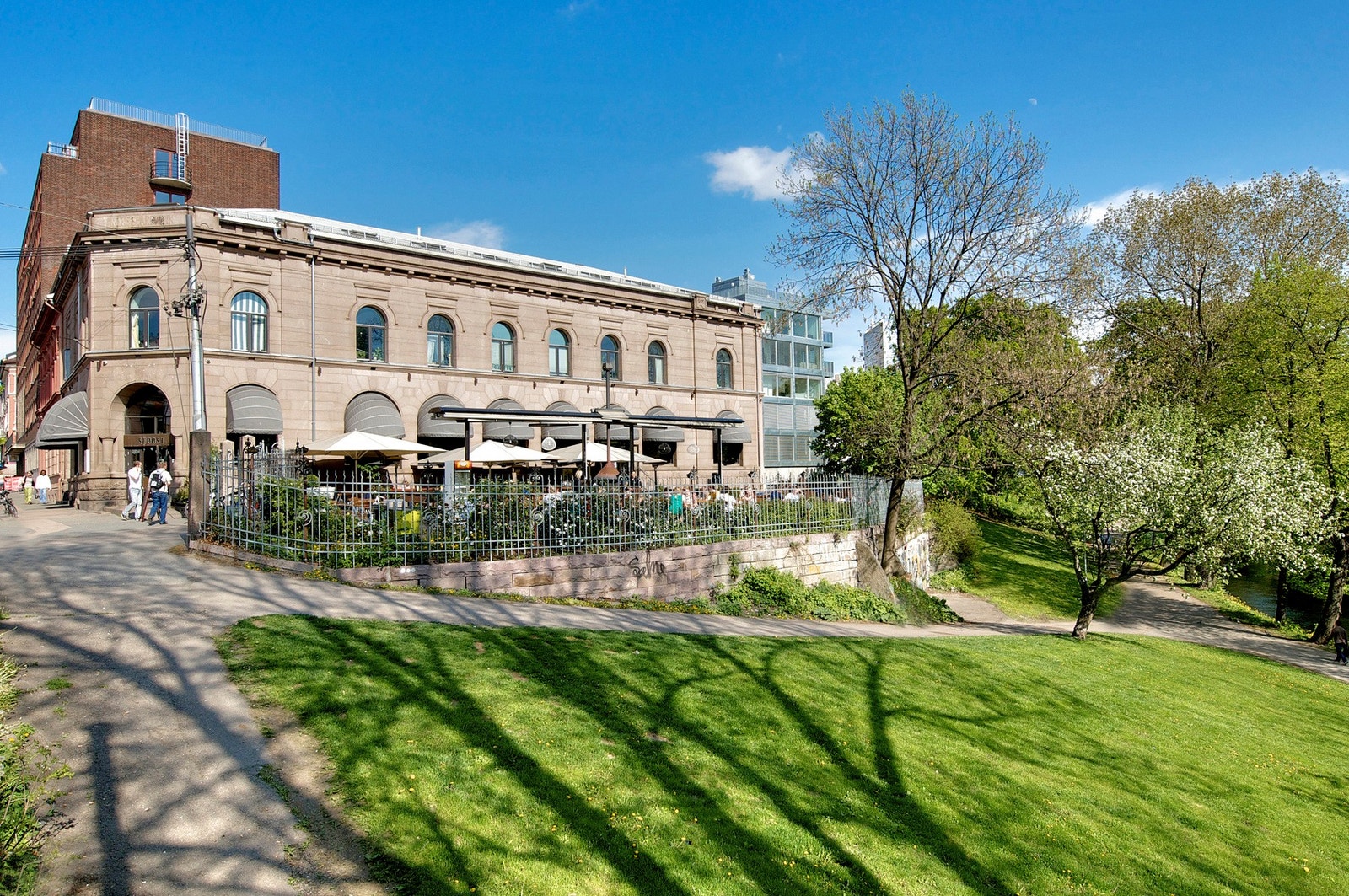 Flere populære restauranter, som Südøst, like utenfor døren. Galleribilde