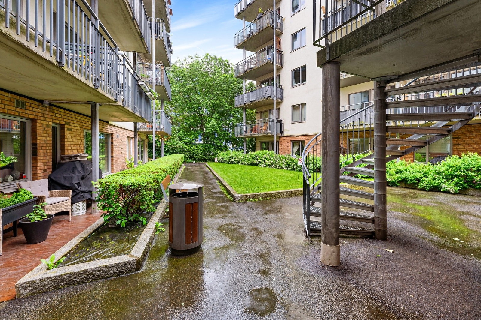 Attraktiv og sentral beliggenhet på Grünerløkka, her fra borettslagets fellesareal. Galleribilde
