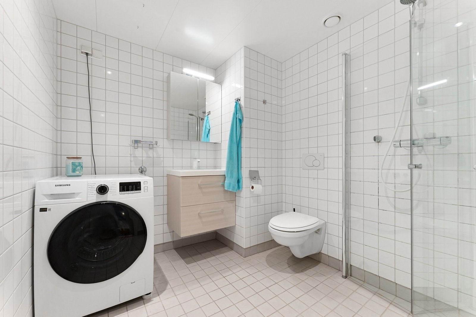 Pent og moderne bad med opplegg for vaskemaskin. Galleribilde