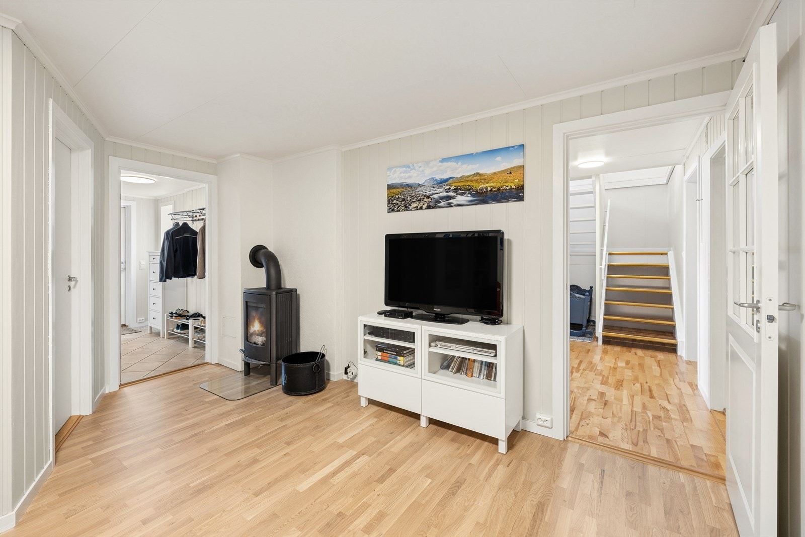 En peisovn fra 2006 gir både varme og hygge i underetasjen. Dør med glassfelt inn mot gang og trapp til hovedetasjen. Galleribilde